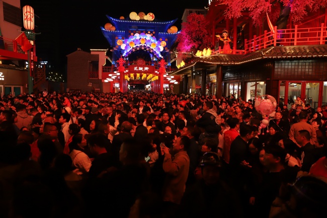 戏旅营城·蝶变新生 | 亚新文化最新力作荆州监利《天府奇庙夜》国庆火爆开街！